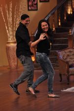 Sonakshi Sinha, Akshay Kumar promote Once upon a time in Mumbai Dobara on the sets of Comedy Nights with Kapil in Filmcity on 1st Aug 2013 (14.JPG